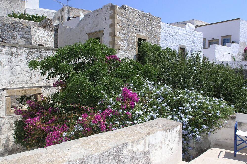 Traditional House with Garden in Historic Town by Jj Hospitality- in Patmos Ciudad, Archipiélago del Dodecaneso