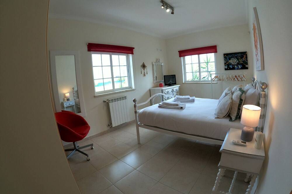 Ganze Wohnung, Marisol, wonderfull T4 duplex w/ pool & garden, Caparica, Almada, Lisbon in Aroeira, Corroios