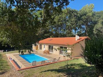 Gîte pour 5 personnes, avec jardin ainsi que piscine et terrasse à Saubrigues
