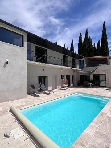 Location de vacances pour 10 personnes, avec terrasse et piscine à Piolenc