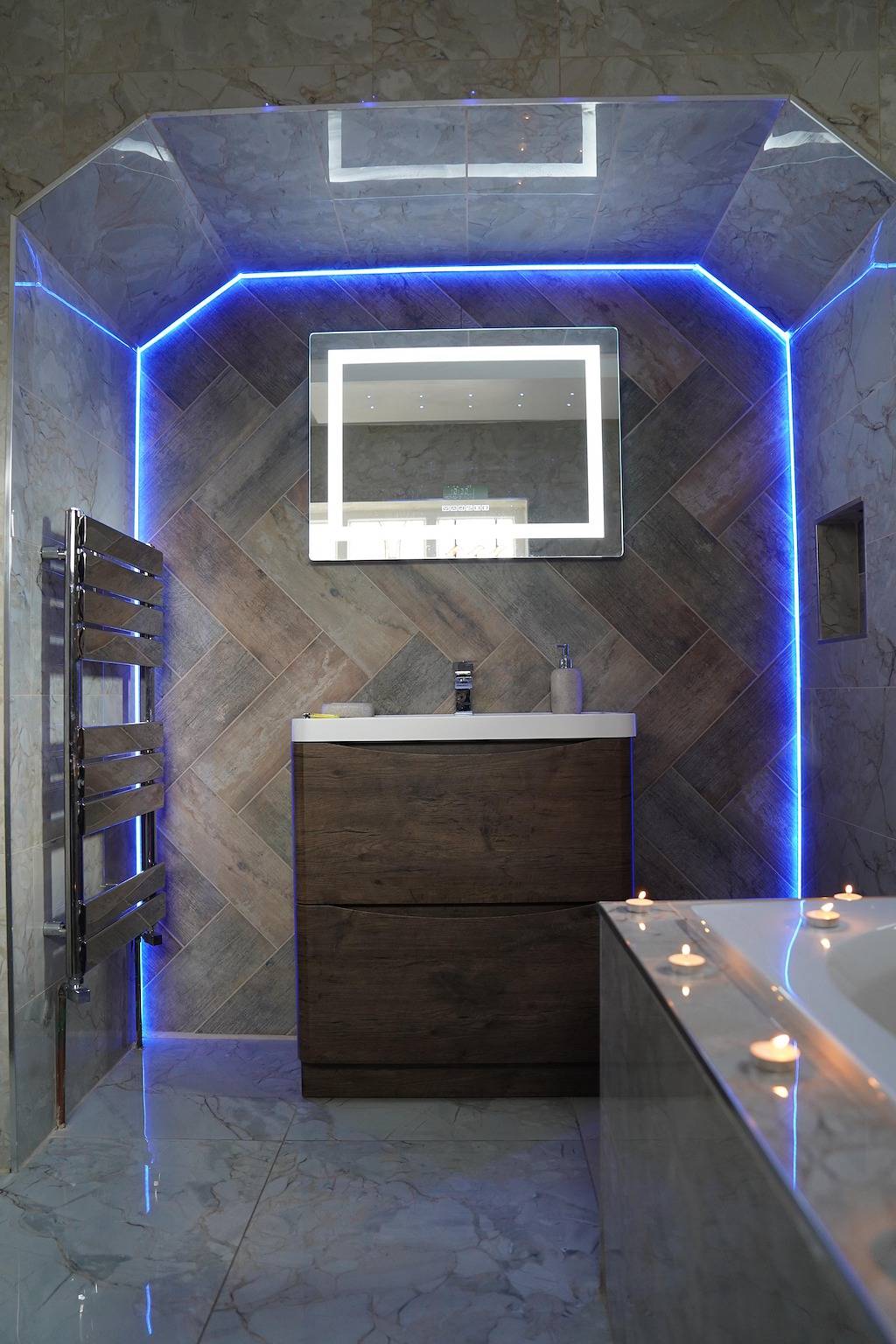 Entire holiday apartment, 2 Bed Flat - Sleeps 4 - Jacuzzi Bath - Parking in Bradford, West Yorkshire