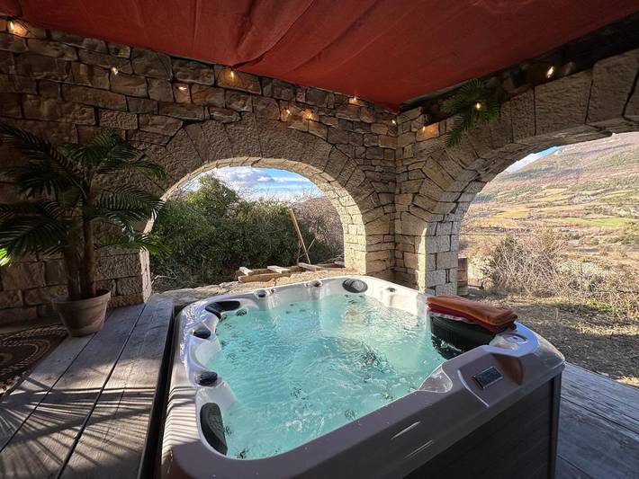 Location de vacances pour 4 personnes, avec terrasse et jacuzzi à Saint-Auban-sur-l'Ouvèze - 2