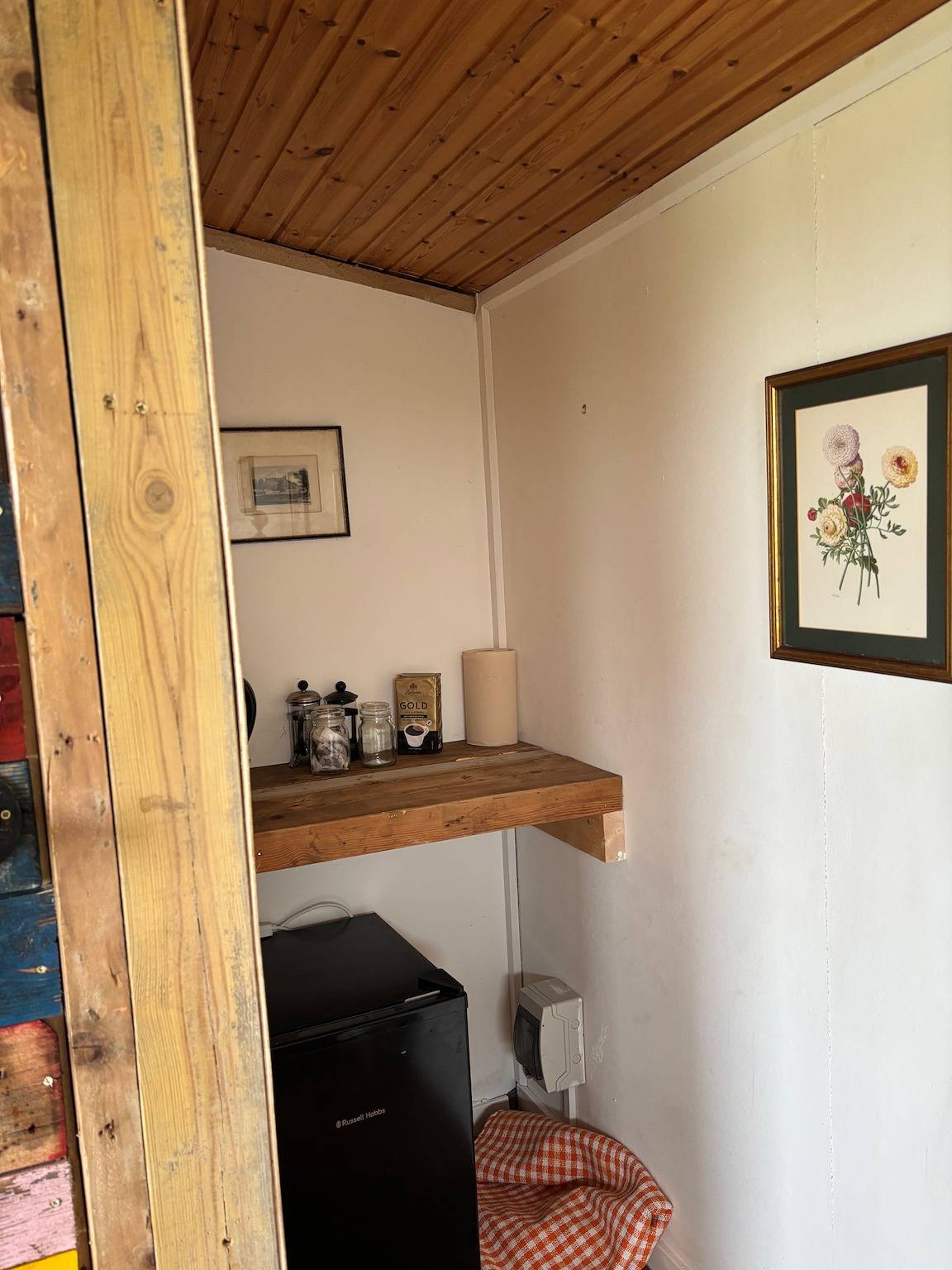 Swedish Rustic Cabin perfect for bird watching in Southbourne, West Sussex