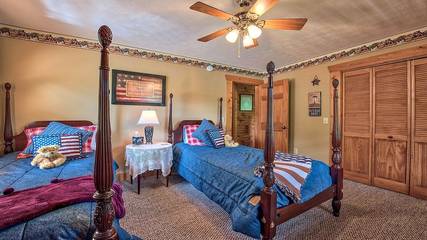 Log Cabin for 8 Guests in Blue Ridge Parkway, Maggie Valley, Picture 2