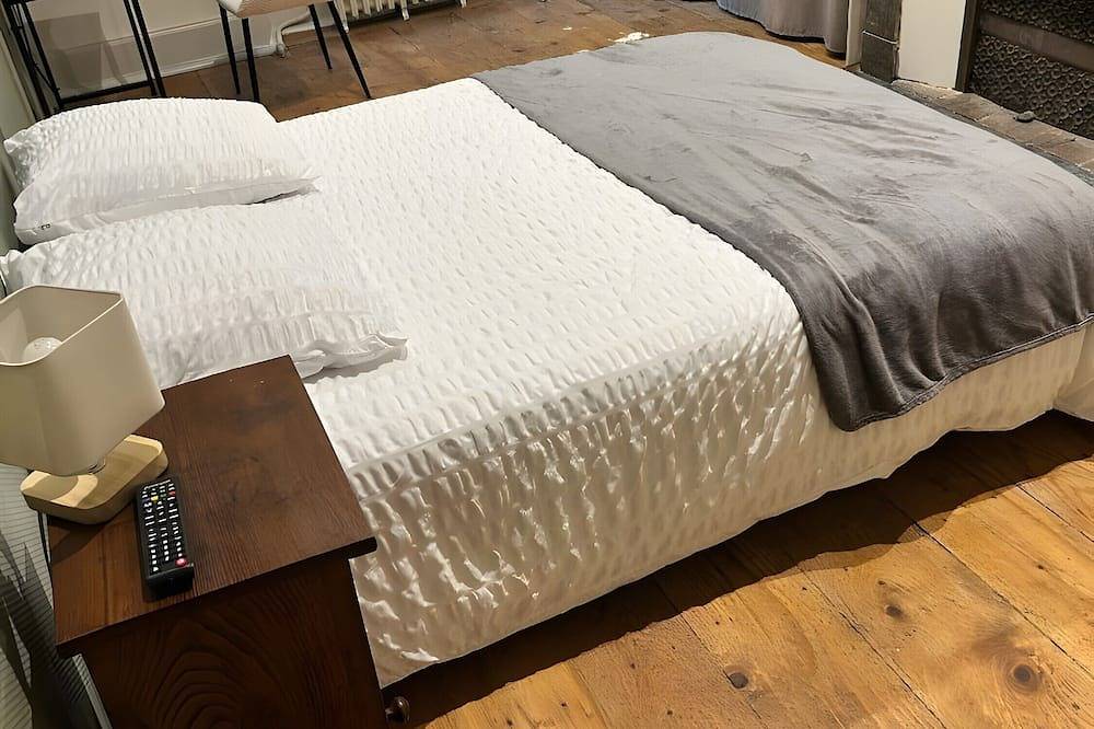 Entire apartment, Room \"Room 5\" with Shared Terrace, Shared Garden and Wi-Fi in Vic-en-Bigorre, Hautes-Pyrénées