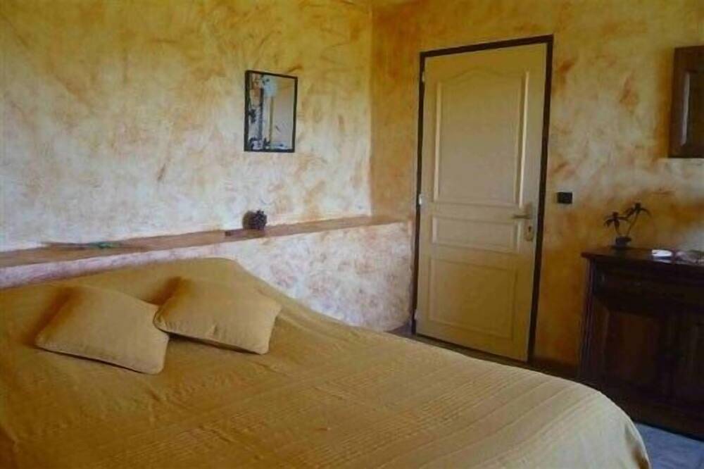 Tradicional villa de piedra provenzal ubicada en medio de los viñedos in Plan-de-la-Tour, Region de Draguignan