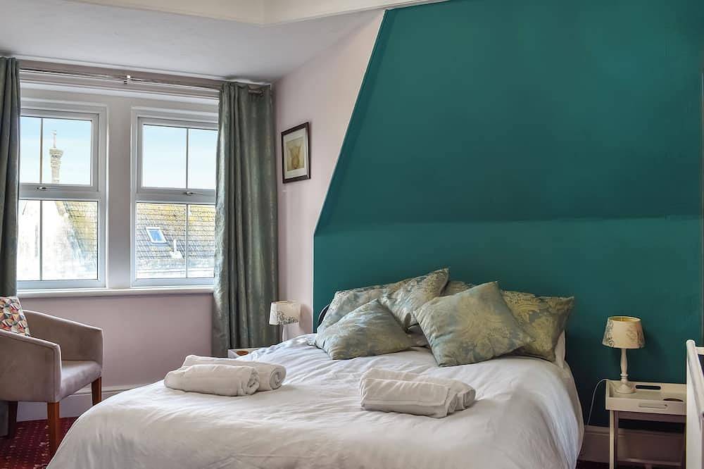 6 bedroom accommodation in Swanage in Swanage, Dorset