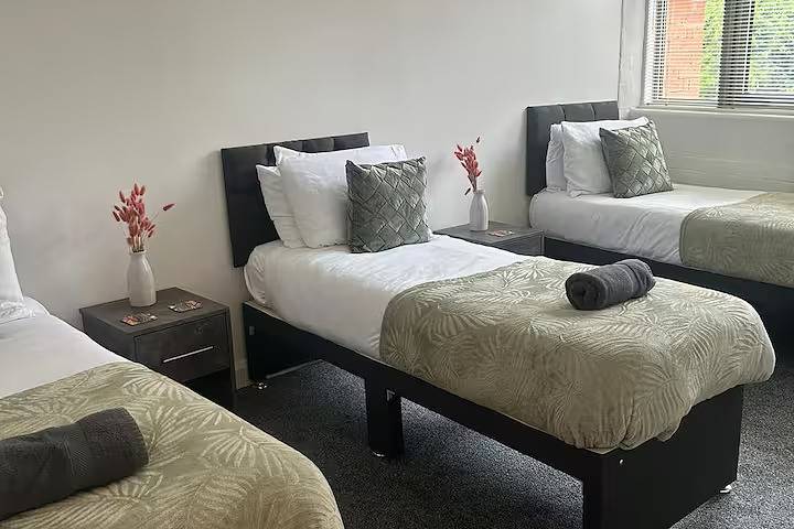 Entire holiday apartment, Stylish 2 Bedroom City Apartment - Free Parking in Leicester, Heart of England