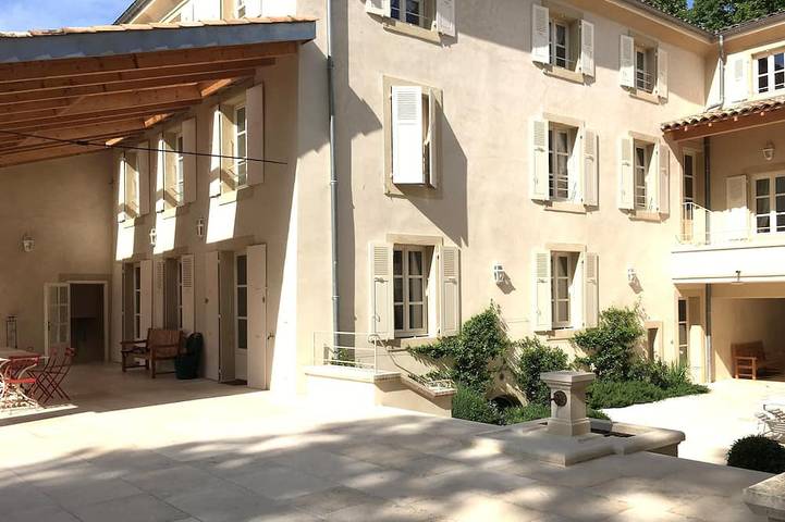 Location de vacances pour 10 personnes, avec jardin et piscine à Divajeu