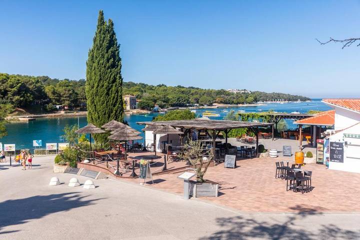 Camping pour 5 personnes, avec bassin pour enfant et jardin ainsi que terrasse et piscine à Funtana - 3