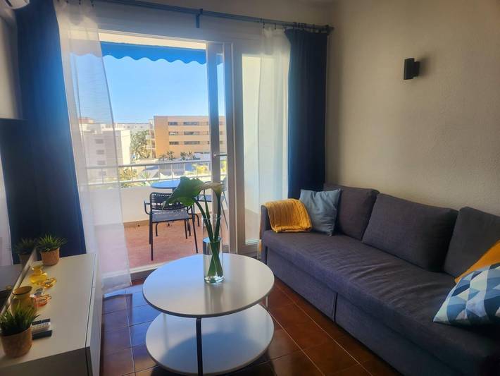 Apartamento vacacional entero, Casa Mercedes. Donde la playa y la ciudad se encuentran. in Playa El Bajondillo, Torremolinos