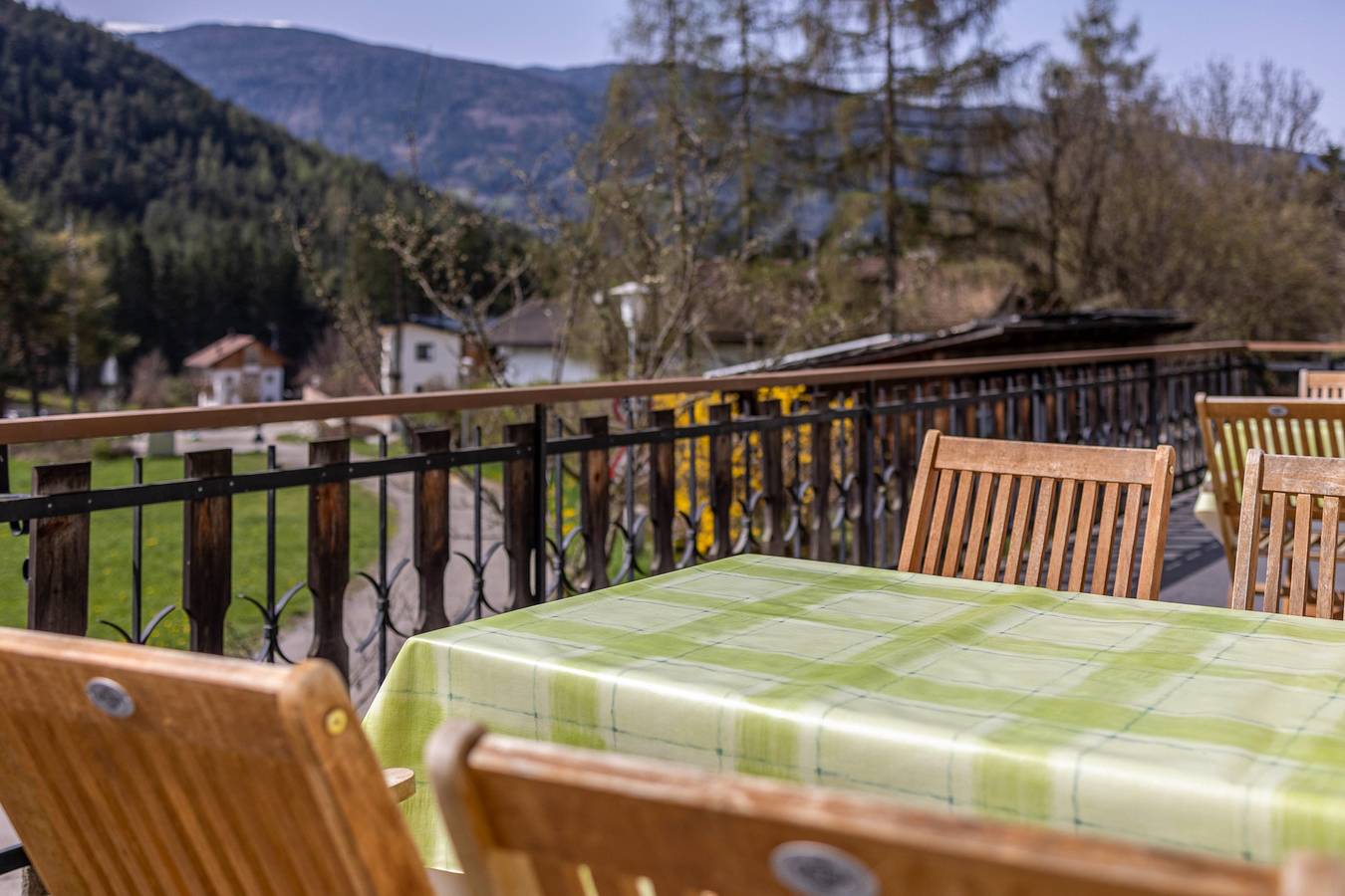 Entire apartment, Apartment 'Silbernagl Direkter Blick Zum See' with Lake View, Shared Terrace and Wi-Fi in Issing, Pfalzen