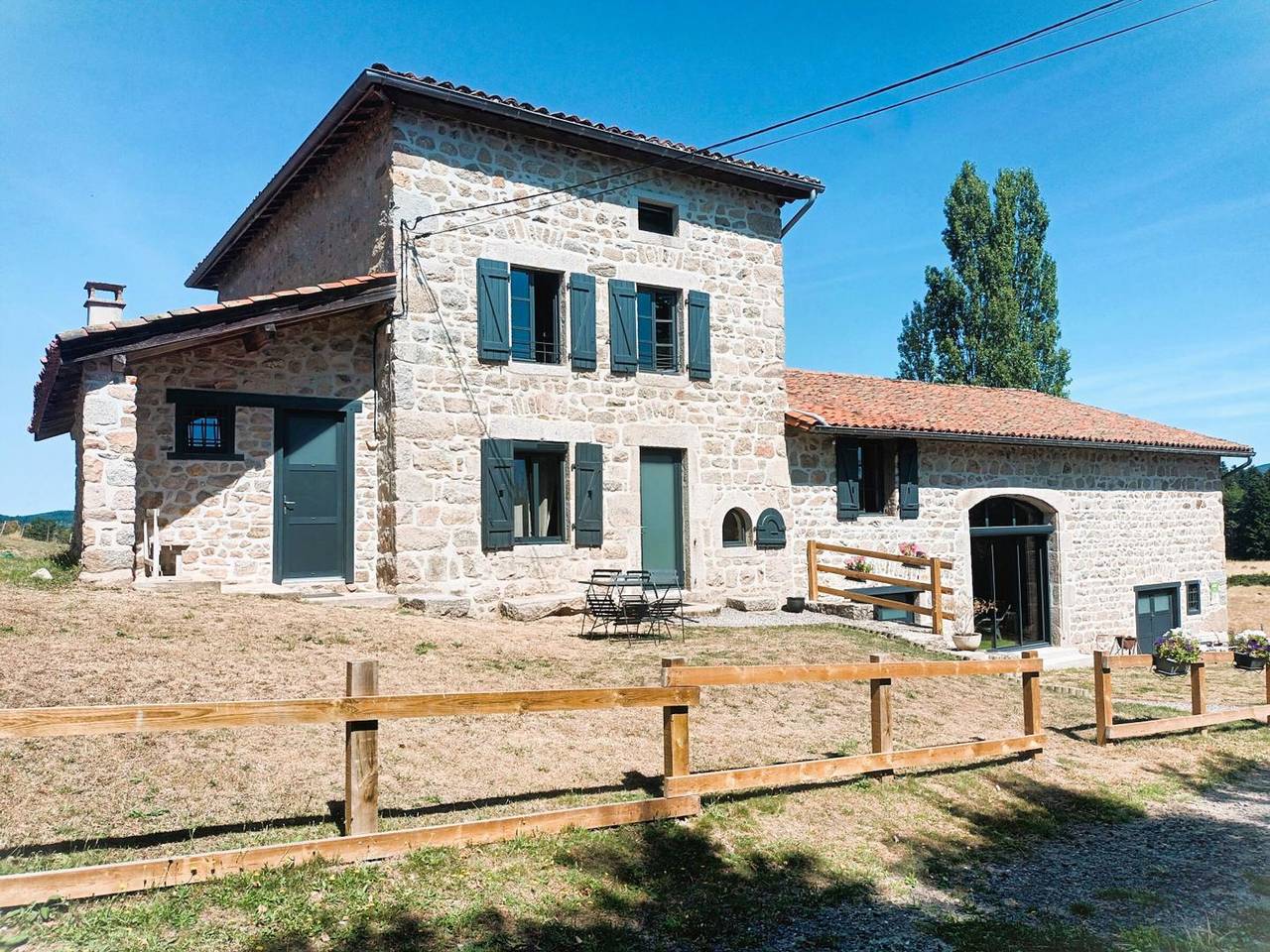Encantadora casa con piscina interior climatizada, para 12/14 personas in Saint-Priest-la-Prugne, Región de Roanne