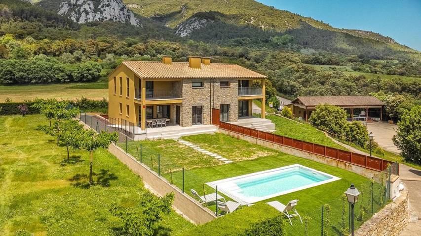 Location de vacances pour 11 personnes, avec jardin ainsi que piscine et terrasse à Beuda