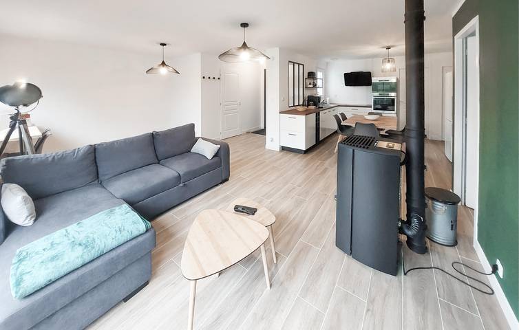 Seaside Charm Apartment with TV, Parking & Garden, 2km to Beach in La Plaine-sur-Mer, Côte de Jade