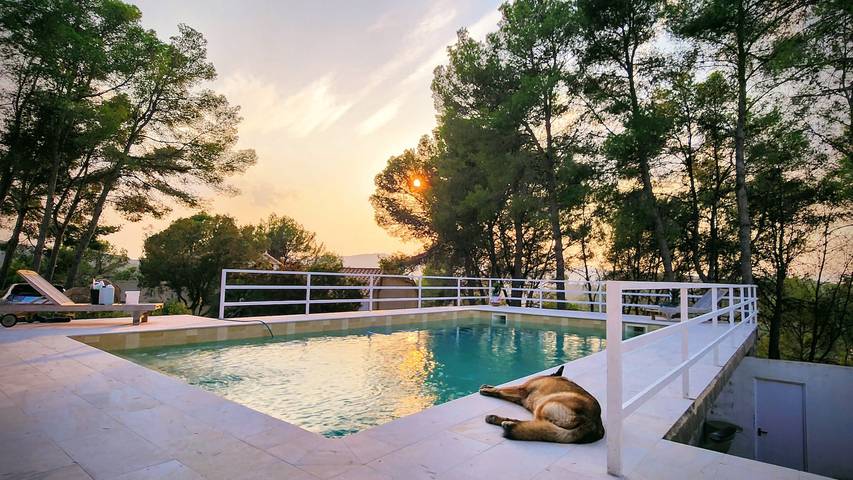 Villa 'Bohemia' avec vue sur la mer, piscine privée et Wi-Fi in Olivella, Garraf