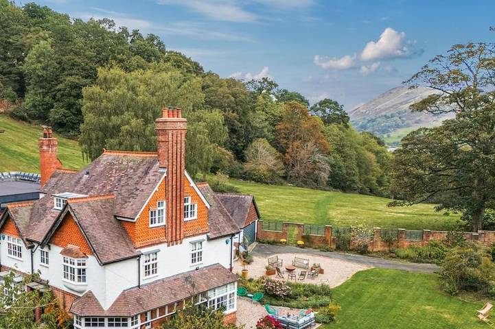 Cottage for 10 people, with Hot tub and Garden in Church Stretton