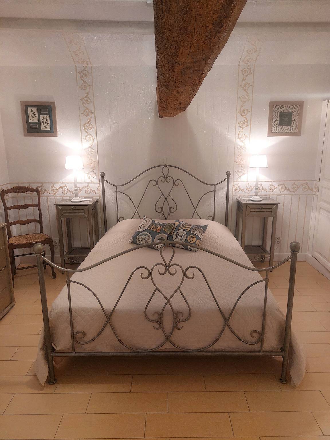 Guest Rooms 'Le Pré Fleuri 1' with Shared Pool, Shared Terrace and Wi-Fi in Saint-Sulpice-de-Roumagnac, Périgord Vert
