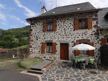 Gîte pour 4 personnes, avec jardin à Thiézac