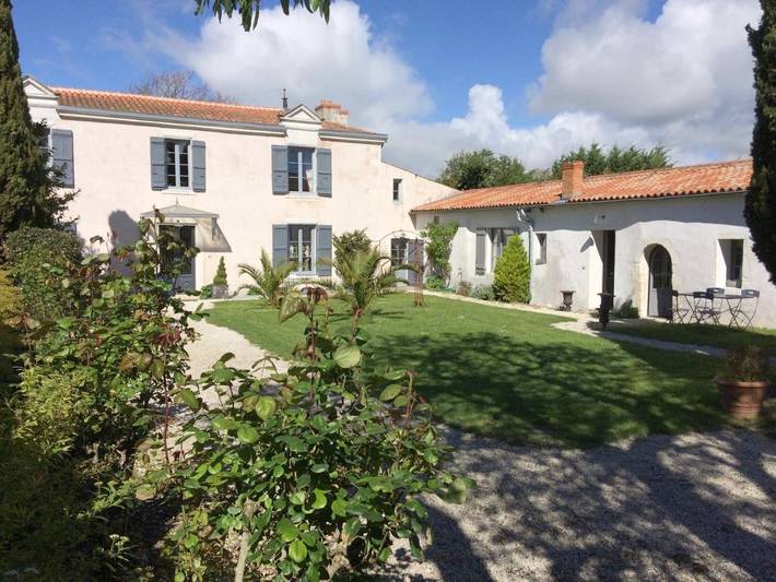 Location de vacances pour 2 personnes, avec Terrasse et Jardin ainsi que Piscine et Vue à Nieul-sur-Mer