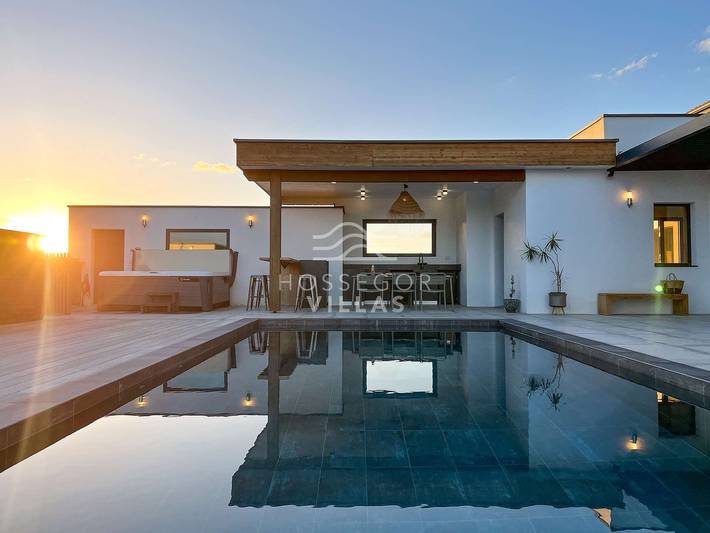 Gîte pour 8 personnes, avec terrasse ainsi que jacuzzi et piscine dans Plage des Estagnots - 2