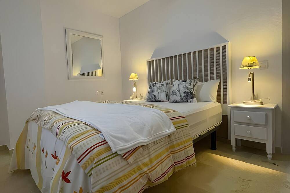 Entire apartment, Apartment 'El Portil Pinares' with Shared Pool, Private Terrace and Wi-Fi in Playa Nueva Umbría, El Portil