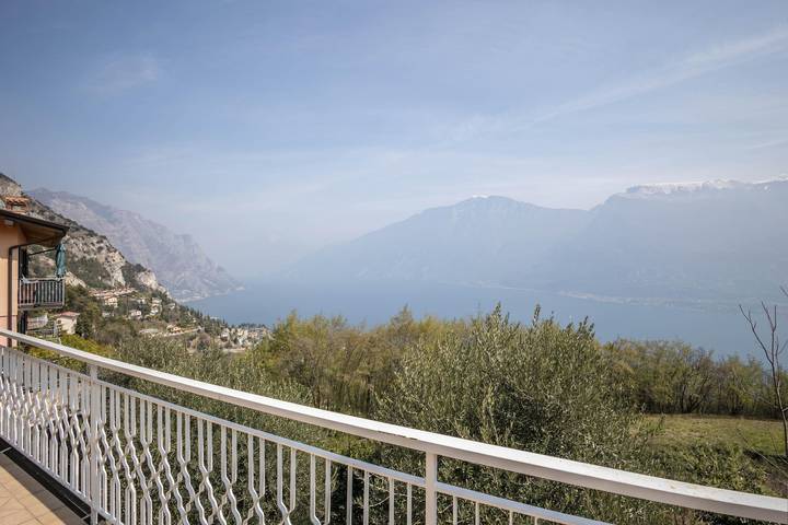 Appartamento intero, Appartamento 'Casa Panoramica' con vista lago, piscina condivisa e Wi-Fi in Bassanega, Tremosine