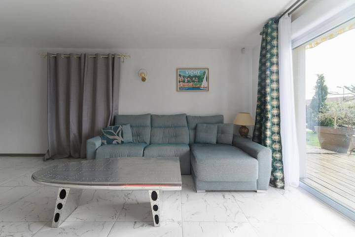 Location de vacances pour 8 personnes, avec piscine ainsi que vue et jardin à Abrest - 4