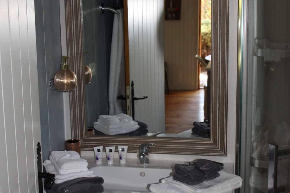 Chalet en bois au mileu des pins in Le Puy-Sainte-Réparade, Région d'Aix-en-Provence