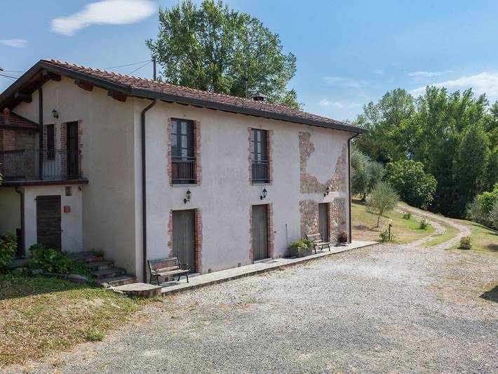 Agriturismo per 15 persone, con Balcone e Terrazza nonché Piscina a Sarzana