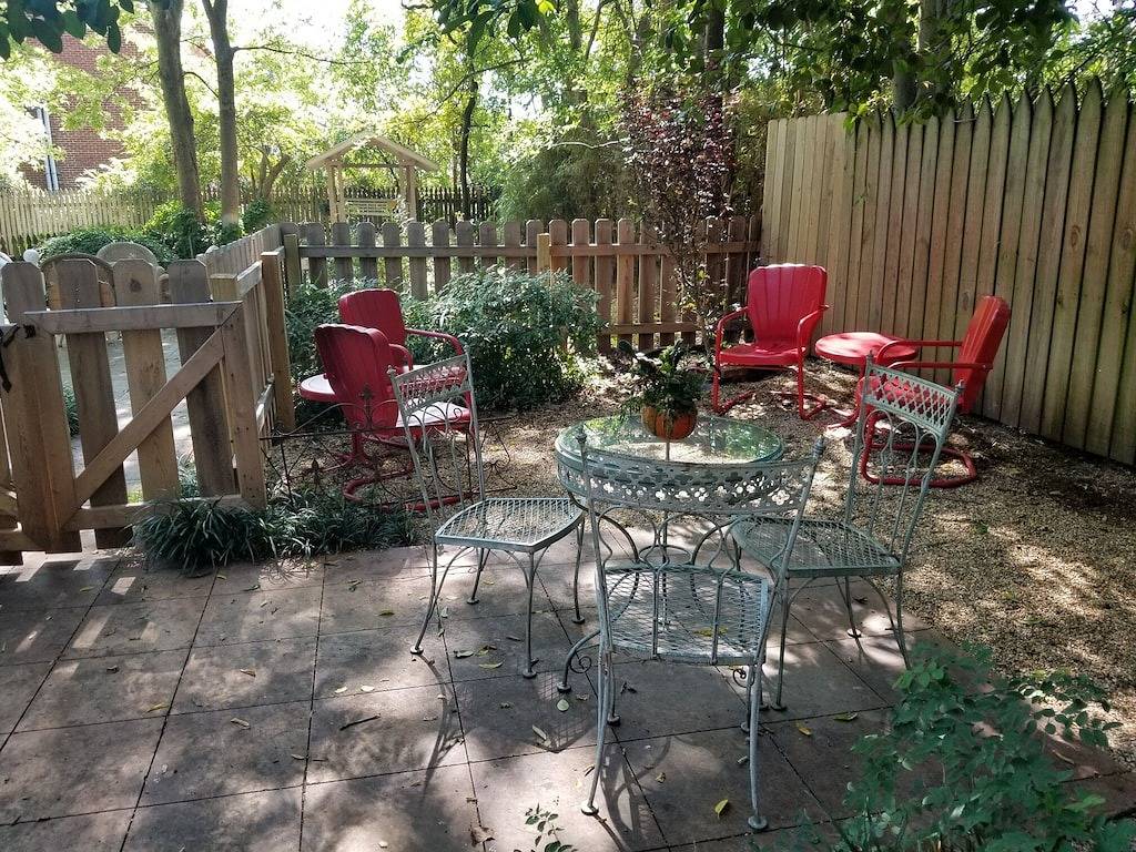 Private Garden, Jacuzzi Tub, Fireplace, In-Cottage Breakfast & Walking Distance to Soma Are Just the Beginning! in Little Rock, Arkansas