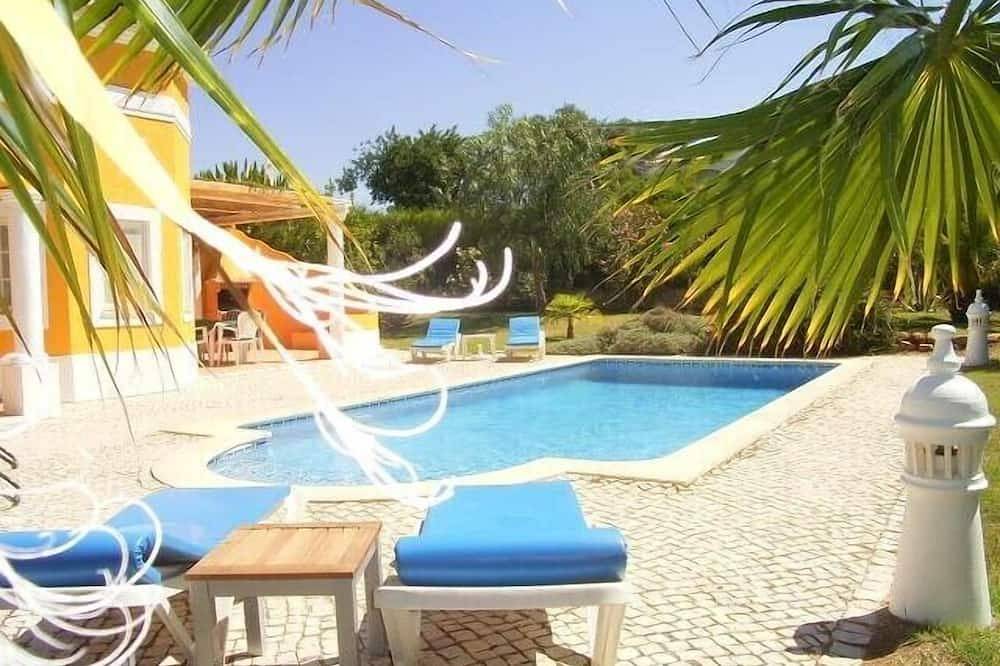Cosy 3 bedroom private pool villa,Wifi,1250m² mature evergreen private gardens in Portimão, Faro District