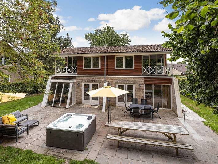 Vakantiehuis voor 20 personen, with Balkon and Terras as well as Tuin and Zwembad in Vlagtwedde