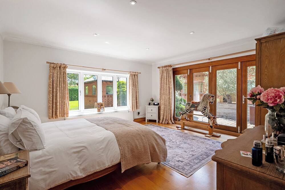 A Sanctuary in the Surrey Hills, surrounded by Serene Private Woods & Parkland in Effingham, Guildford