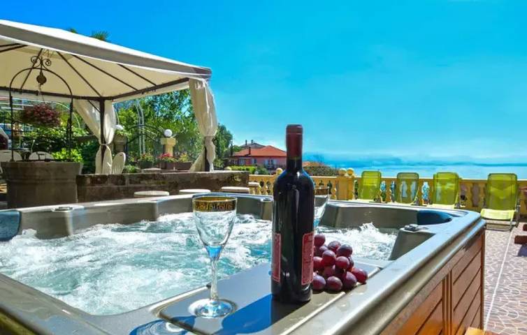 Villa für 7 Personen, mit Whirlpool und Terrasse sowie Garten in Opatija Riviera