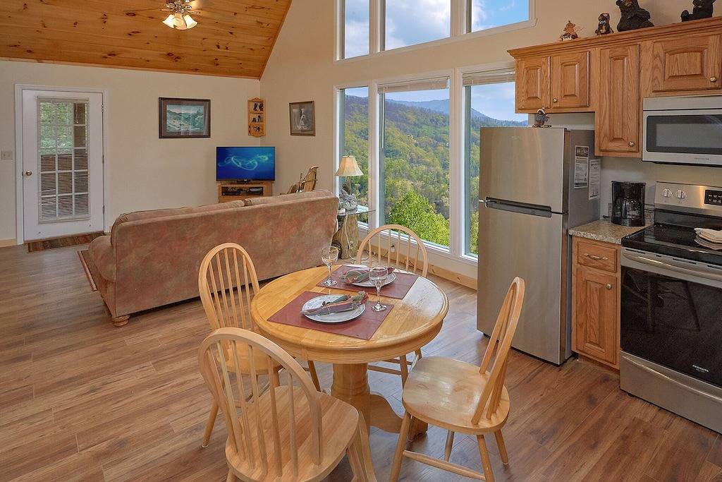 Genießen Sie die Aussicht auf die Berge von Ihrer romantischen Honemoon Cabin in Gatlinburg, Sevier County