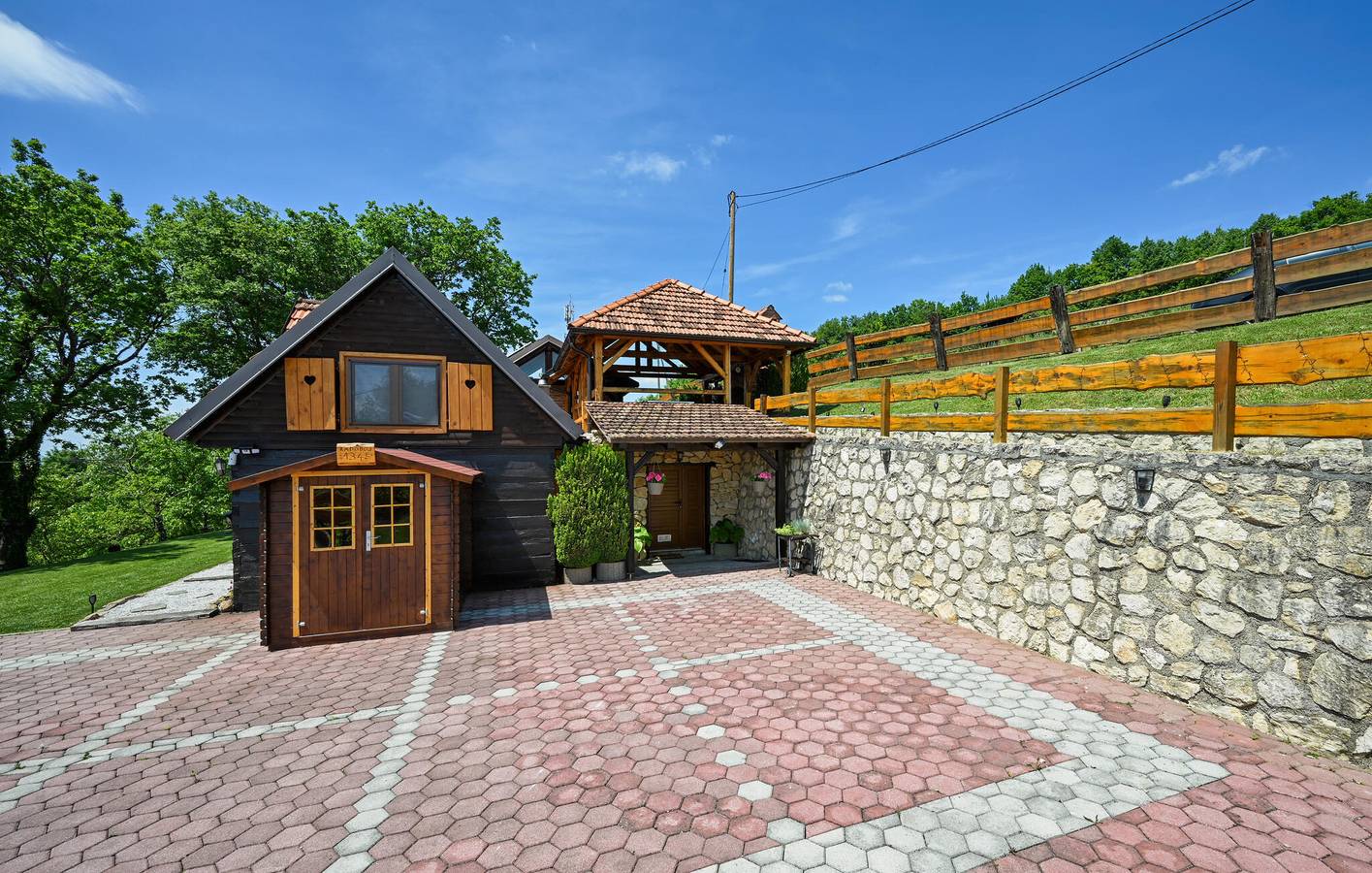 Schickes Apartment mit 2 Schlafzimmern, beheiztem Pool und Terrasse in Krapina-Zagorje