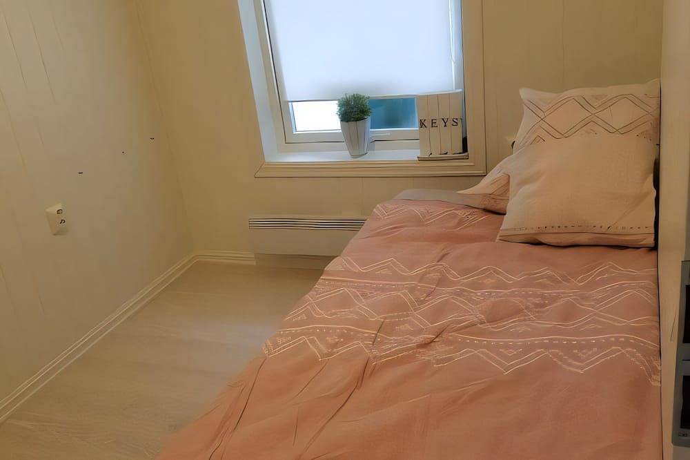 Ganze Wohnung, Erika's Apartment: Central Kalvåg Stay with Mountain Views and Nearby Sea in Bremanger