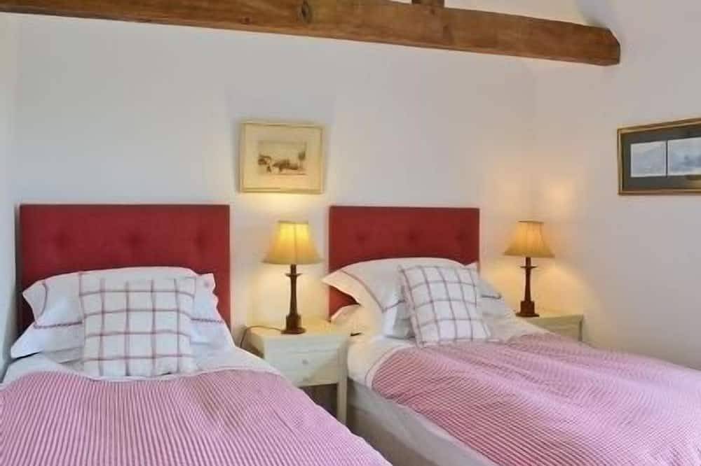 Priory Barn - ideal for large family groups. Sleeps 8/9 adults plus 3 children in Leigh (Kent), Kent