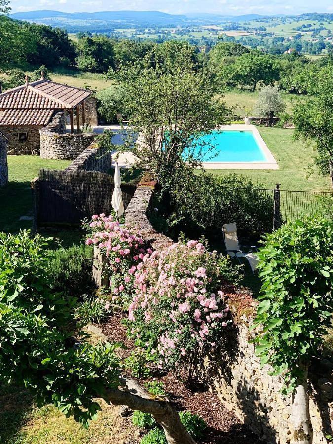 Location de vacances pour 5 personnes, avec vue ainsi que piscine et jardin à Saint-Ythaire - 2