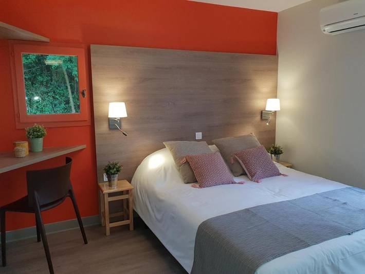 Camping pour 6 personnes, avec piscine et jardin