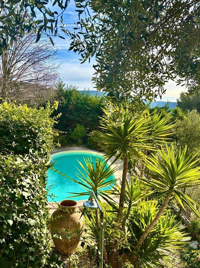 Location de vacances pour 6 personnes, avec piscine ainsi que jardin et vue, adapté aux familles à Tourrette-Levens - 3