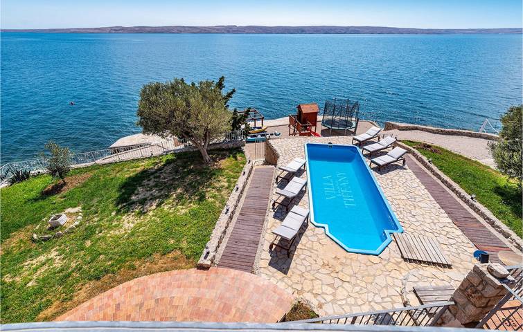 Cozy 1.5km to Beach: 350sqm Apartment with Pool and Parking in Lukovo Šugarje, Kvarn land