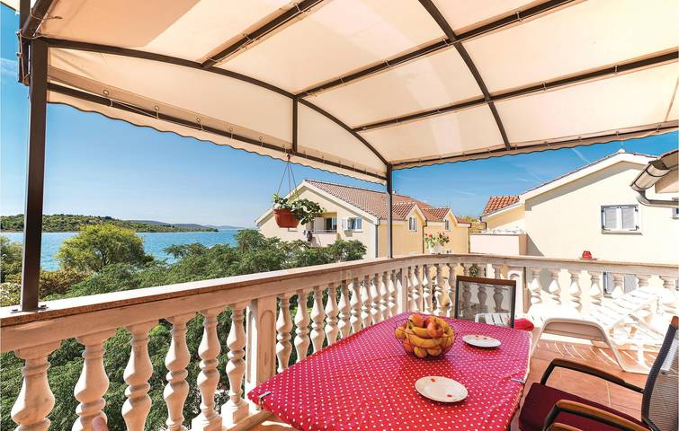 Ganze Ferienwohnung, Gemütliche Ferienwohnung mit Terrasse und WLAN, 2 km vom Strand entfernt in Srima, Šibenik-Knin