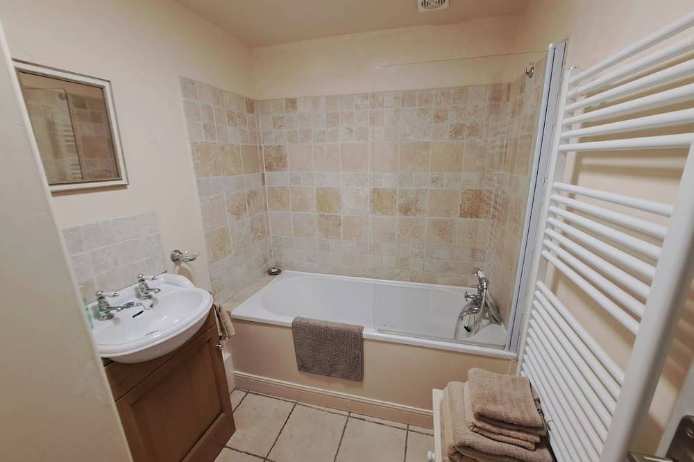 Appartement entier, Appartement en bord de rivière avec jardin ensoleillé sur le port de Dinan in Lanvallay, Région de Dinan