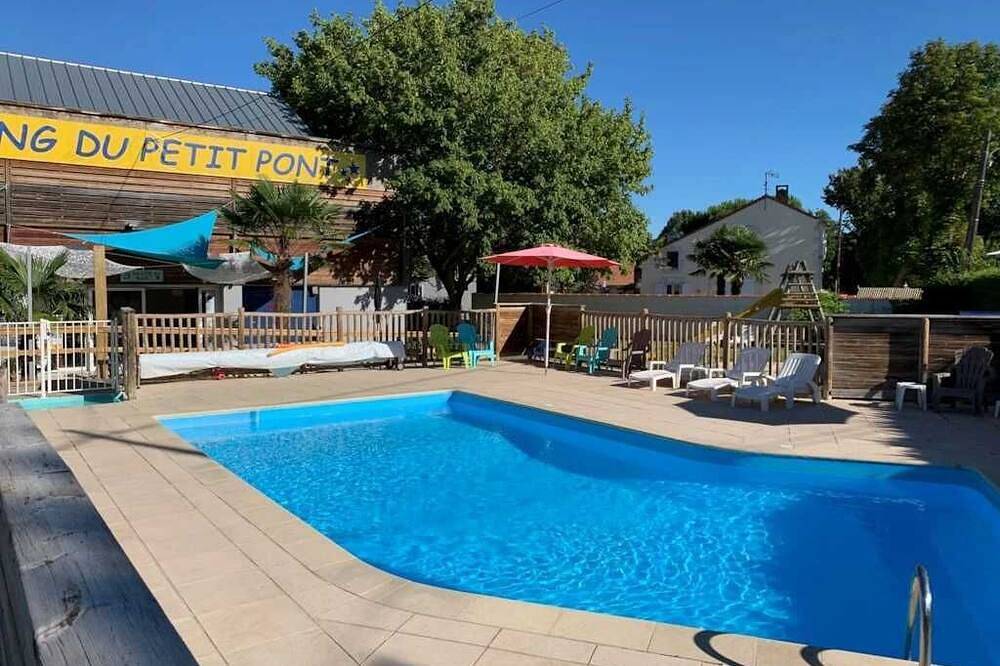 Zecamping 3 étoiles piscine 4km plage chiens acceptés locatif Tv 30m2 in Arvert, Côte de Beauté