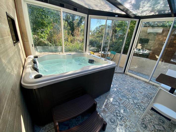 Chambre d’hôte pour 2 personnes, avec Jacuzzi et Terrasse ainsi que Sauna et Vue à Les Pennes-Mirabeau