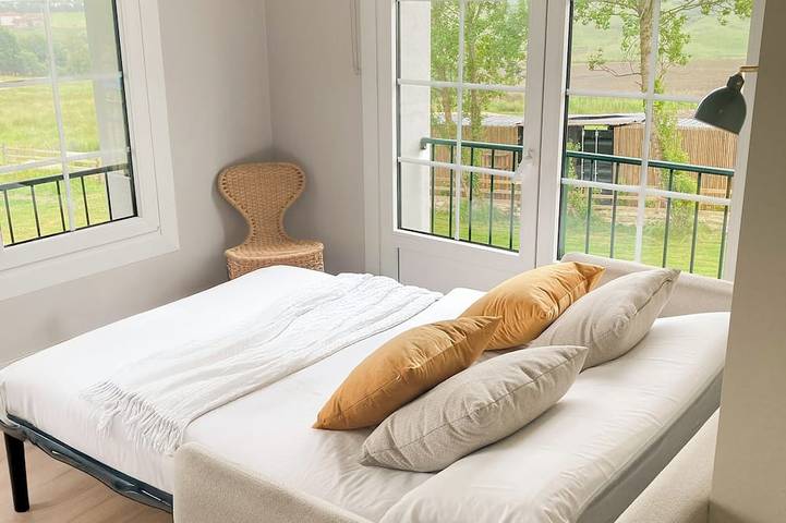 Appartement entier, \"Los Locos\" - Cozy studio with mountain view & surf camp connection in Playa de Oyambre (Valdáliga), San Vicente de la Barquera