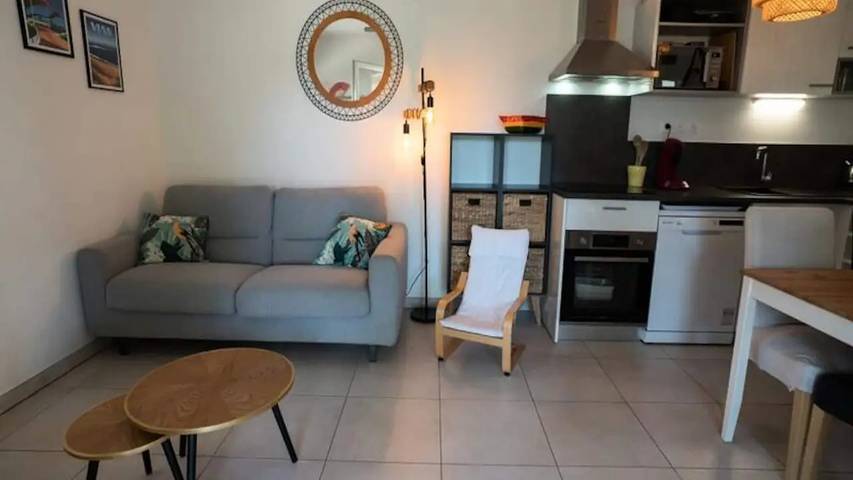 Gîte pour 7 personnes, avec Terrasse ainsi que Jardin et Piscine dans Plage de la Farinette - 4