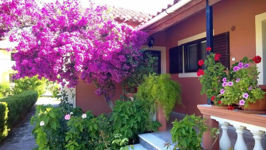 Location de vacances pour 4 personnes, avec vue ainsi que piscine et jardin dans Kavos - 4